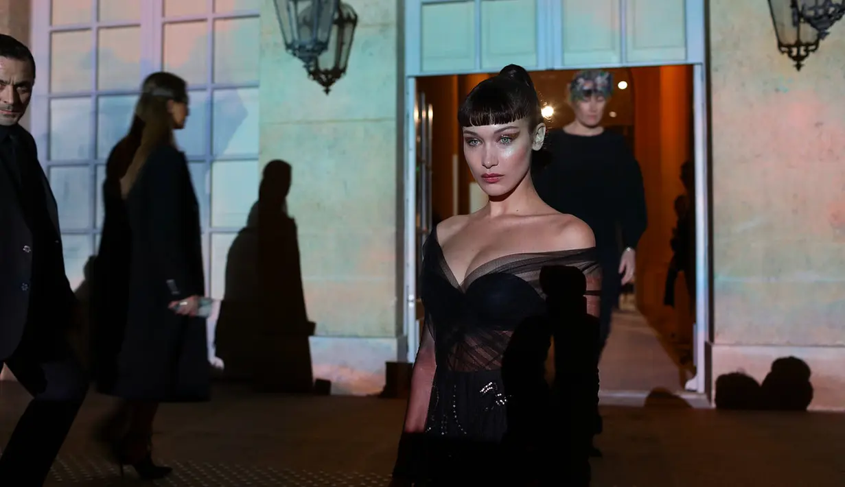 Dilansir dari Cosmopolitan, Bella Hadid pun menceritakan kisahnya yang tak percaya diri karena penampilan. (instagram/bellahadid)
