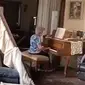 Seorang nenek mainkan lagu 'Auld Lang Syne' dengan piano saat rumahnya hancur akibat ledakan. (Sumber: Twitter/@Raefah)