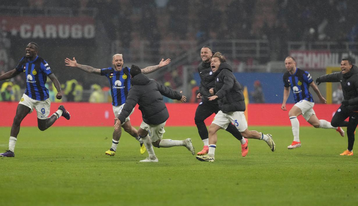 Para pemain Inter Milan berlarian di dalam lapangan saat peluit akhir pertandingan melawan AC Milan di bunyikan wasit di Stadion San Siro, Selasa (23/4/2024). Tambahan tiga poin ini sudah cukup mengantar Inter mengunci scudetto musim ini. Inter Milan menjuarai Liga Italia 2023/2024 dengan menyisakan lima laga. (AP Photo/Luca Bruno)