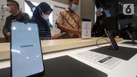 Pengunjung mencoba perangkat telpon Samsung di sela-sela peresmian Samsung Experince Store di Cilandak Town Square, Jakarta (3/11/2021). PT Global Teknologi Niaga (GTN), anak perusahaan dari Blibli, menjalin kolaborasi dengan Samsung Electronics Indonesia. (Liputan6.com/HO/Ading) 