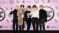 TOMORROW X TOGETHER (TXT)&nbsp;menghadiri American Music Awards (AMAs) 2022. (Amy Sussman/GETTY IMAGES NORTH AMERICA/Getty Images via AFP)