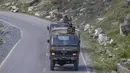 Konvoi tentara India bergerak di Jalan Raya Srinagar-Ladakh, Gagangeer, Srinagar, Kashmir, India, Rabu (9/9/2020). India dan China terlibat dalam kebuntuan yang menegangkan di wilayah gurun dingin Ladakh sejak Mei lalu. (AP Photo/Dar Yasin)