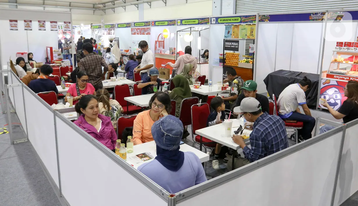 INDOFEST juga menjadi ajang bertemunya para penyedia peralatan dan jasa kegiatan petualangan dan outdoor. (Liputan6.com/Herman Zakharia)