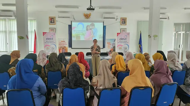 Salah satu trainer sedang memberikan edukasi Cegah Stunting (CETING) kepada masyarakat Kota Depok (5/2).