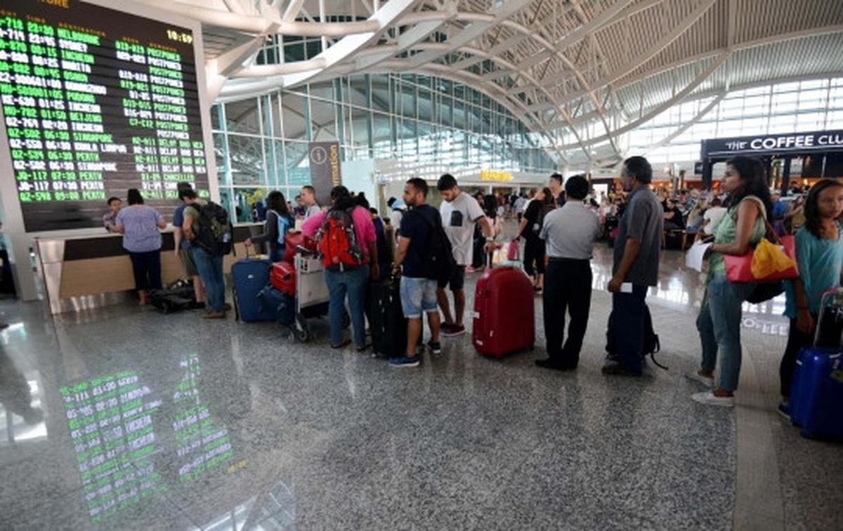 Wajah resah ribuan wisatawan terlantar di Bandara Ngurah Rai
