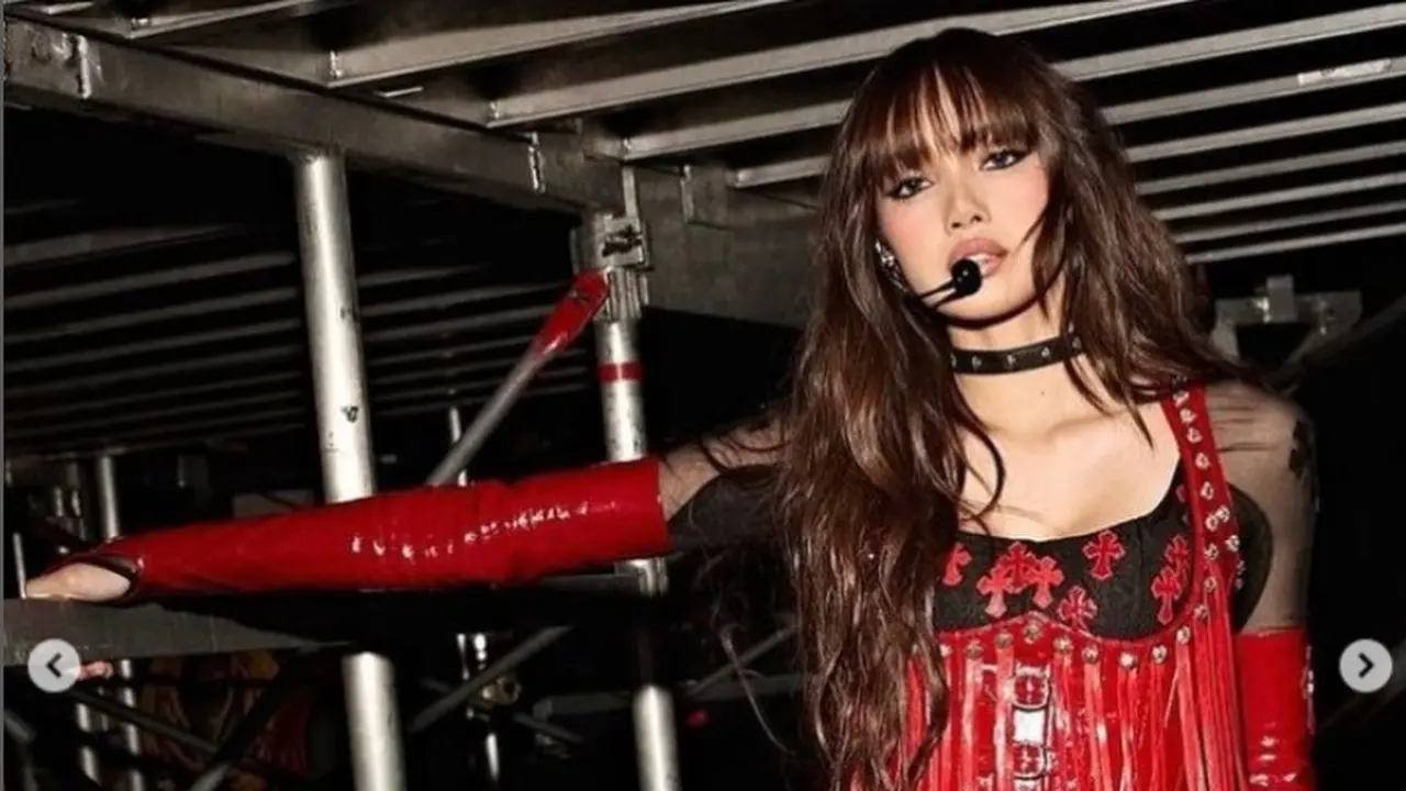 Rina Nose Cosplay Jadi Lisa BLACKPINK, Disebut Mirip Parah