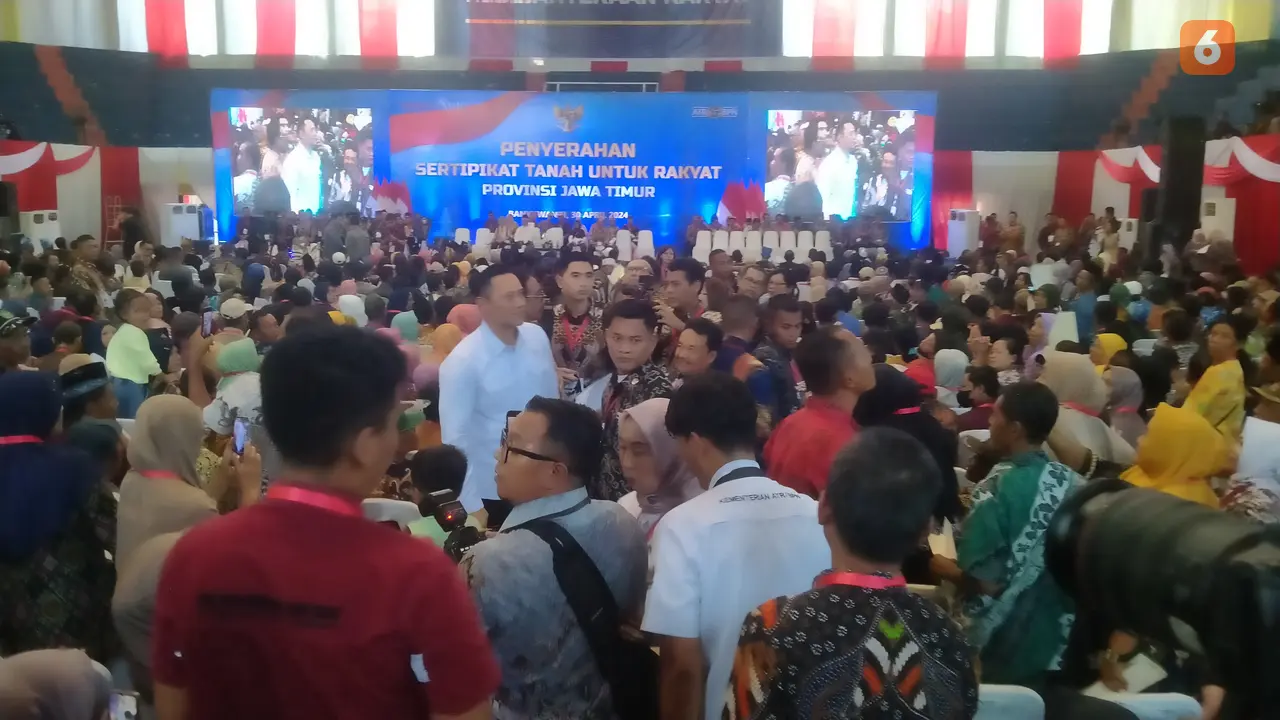 Menteri Agraria Tata Ruang /Badan Pertanahan Nasional (ATR/BPN) Agus Harimurti Yudhoyono (AHY) menyapa ribuan masyarakat penerima sertifikat tanah elektronik di GOR Tawangalun Banyuwangi (Hermawan Arifianto /Liputan6.com)