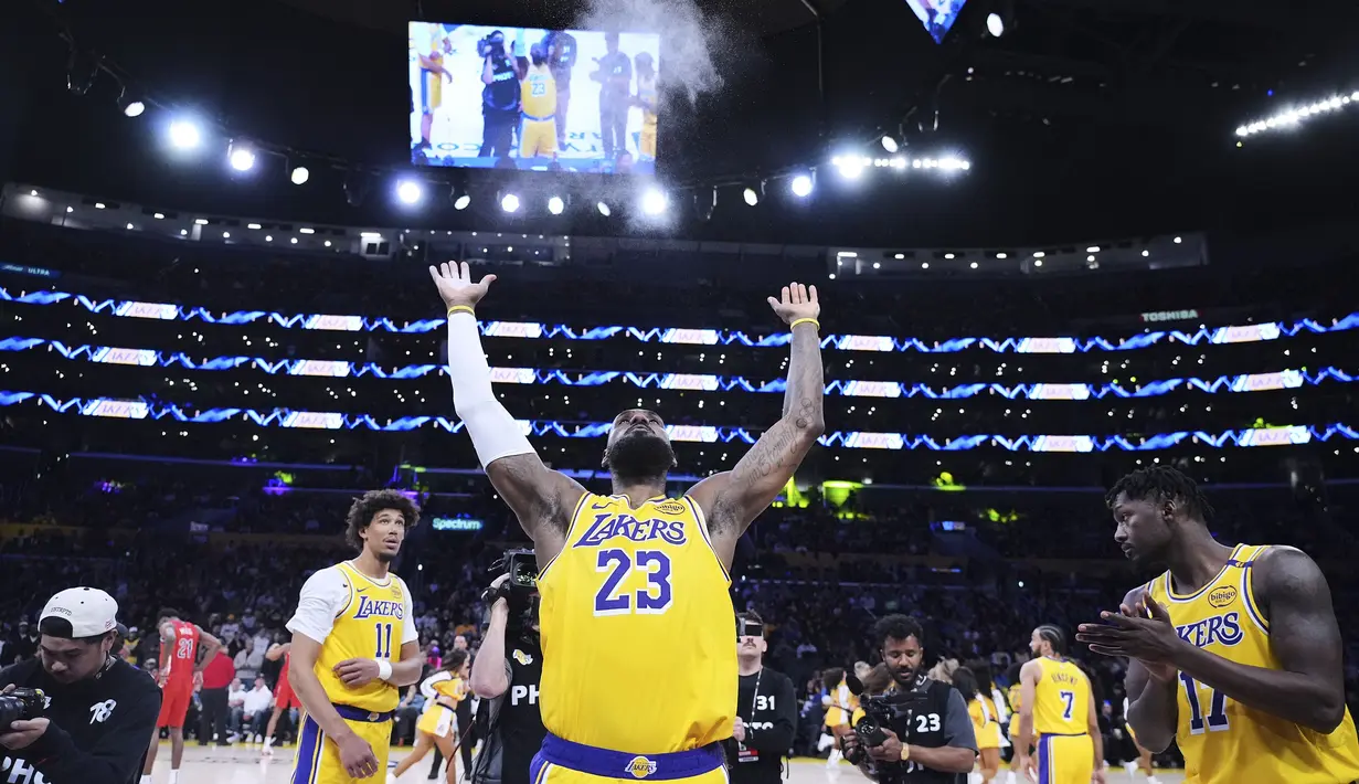 Pebasket Los Angeles Lakers, LeBron James melakukan ritual dengn melempar bubuk dalam laga lanjutan NBA melawan New Orleans Pelicans di Crypto Arena, Los Angeles, Rabu (05/03/2025) pagi WIB. (AP Photo/Jae C. Hong)