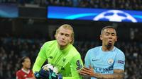 Kiper Liverpool Loris Karius merebut bola dari Gabriel pemain Manchester City Gabriel Jesus pada laga leg kedua perempat final Liga Champions di Stadion Etihad, Rabu (11/4). Liverpool melangkah ke semifinal Liga Champions usai menang 2-1.  (AP/Rui Vieira)