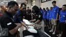 Petugas menata barang bukti saat rilis sindikat pengedar narkoba jaringan internasional di Rupatama Mabes Polri, Jakarta, Rabu (24/8). Dittipidnarkoba Bareskrim Polri mengamankan 63,1 kg narkoba jenis sabu dari 7 orang pelaku. (Liputan6.com/Helmi Afandi)
