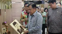 Wapres RI, Jusuf Kalla melihat salah satu hasil kerajinan pada Pameran Produk Unggulan Narapidana di Jakarta, Selasa (26/3). Beragam Produk Unggulan Narapidana dari 33 divisi pemasyarakatan Kanwil Kemenkumham se-Indonesia dipamerkan hingga 29 Maret, mendatang. (Liputan6.com/Helmi Fithriansyah)