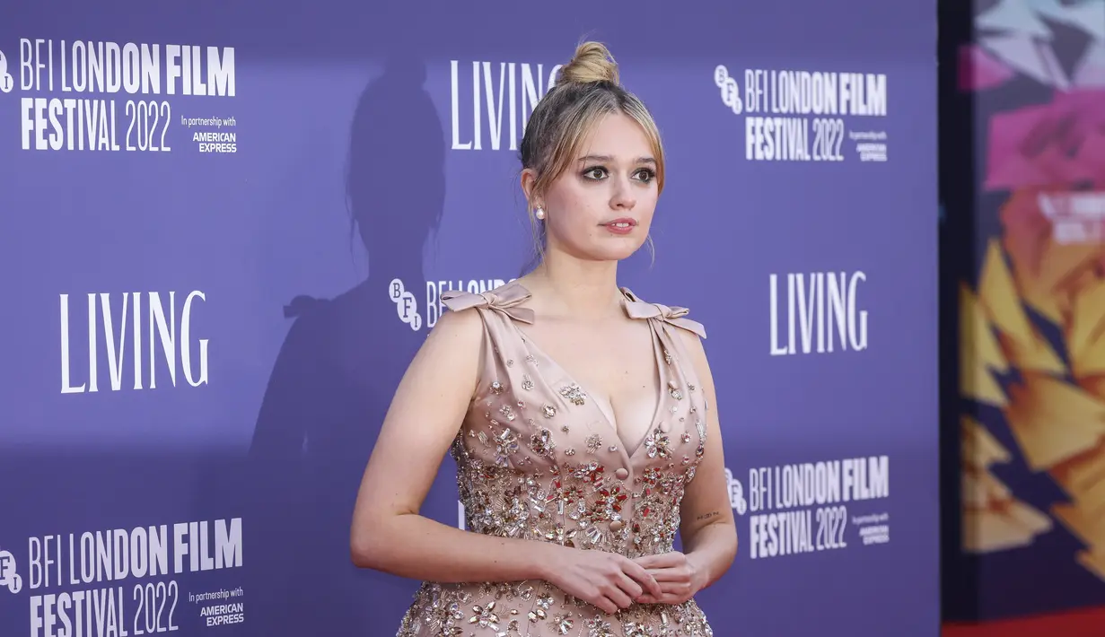 Aimee Lou Wood berpose di depan fotografer saat tiba untuk pemutaran perdana film 'Living' selama Festival Film London 2022 di London, Minggu, 9 Oktober 2022. (Photo by Vianney Le Caer/Invision/AP)
