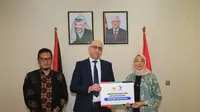 Danone menyalurkan bantuan berupa uang tunai senilai total Rp630 juta melalui Kedutaan Besar Palestina di Indonesia. (Liputan6.com/ ist)