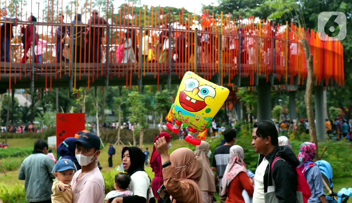 Masyarakat memadati taman bermain Tebet Eco Park di Jakrata Minggu (22/5/2022). Usai Presiden Joko Widodo  memberikan kelonggaran atas penggunaan masker banyak masyarakat mulai memadati area ruang terbuka untuk menghabiskan waktu bersama keluarga di akhir pekan. (Liputan6.com/Angga Yuniar)