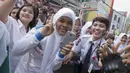 Warga turut menyambut kemeriahan pawai obor Asian Games XVIII di Lampung, Rabu (8/8/2018). Sebanyak 53 kota di Indonesia akan dilalui oleh obor Asian Games. (Bola.com/Reza Bachtiar)