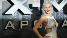 Aktris AS, Jennifer Lawrence berpose saat menghadiri premiere film "X-Men: Apocalypse" di London, Inggris, Senin (9/5). Di acara tersebut, aktris 25 tahun tersebut tampil mengagumkan dengan gaya busana andalannya. (DANIEL Leal - Olivas/AFP)