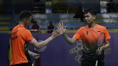 Ganda putra Indonesia, Fajar Rian / Muhammad Rian, melakukan tos saat melawan Aaron Chia / Soh Wooi Yik pada final beregu SEA Games 2019 di Multinlupa Sport Center, Rabu (4/12). Fajar / Rian kalah 17-21 dan 13-21. (Bola.com/M Iqbal Ichsan)