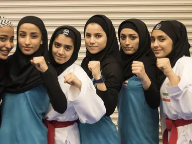 Sejumlah karateka berhijab siap tampil pada Kejuaraan Dunia Karate Junior, Cadet dan U-21 2015 di ICE, Tangerang. (Bola.com/Vitalis Yogi Trisna) 