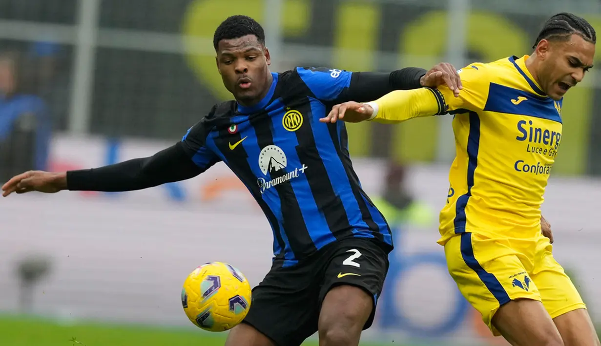 Verona dengan gigih sempat samakan skor lewat Thomas Henry, tapi kecolongan di menit akhir lewat pemain pengganti. Kemenangan ini membuat Inter Milan kokoh di puncak klasemen Liga Italia. (AP Photo/Antonio Calanni)
