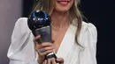 Bintang Timnas Spanyol dan Barcelona, Alexia Putellas berpose di atas panggung setelah menerima penghargaan Pemain Wanita FIFA Terbaik 2022 pada seremoni The Best FIFA Footbal Awards 2022 di Paris, Prancis, Senin (27/2/2023). Pesepak bola berusia 29 tahun ituberhasil menjadi wanita pertama yang meraih penghargaan Pesepak Bola Wanita Terbaik FIFA secara beruntun. (FRANCK FIFE / AFP)