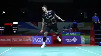 Tunggal putra Indonesia, Jonatan Christie melepas bola yang diarahkan wakil China, Lu Guang Zu pada laga babak 32 besar Indonesia Masters 2024 di Istora Senayan, Jakarta, Rabu (24/1/2024). Jonatan Christie kalah rubber game 21-19, 19-21 dan 19-21. (Bola.com/M Iqbal Ichsan)