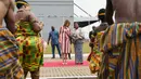 First Lady AS Melania Trump bersama Ibu Negara Ghana, Rebecca Akufo-Addo menyaksikan sekelompok penari tradisional saat upacara menyambut kedatangannya di Bandara Internasional Kotoka, Accra, Selasa (2/10). (AP/Carolyn Kaster)
