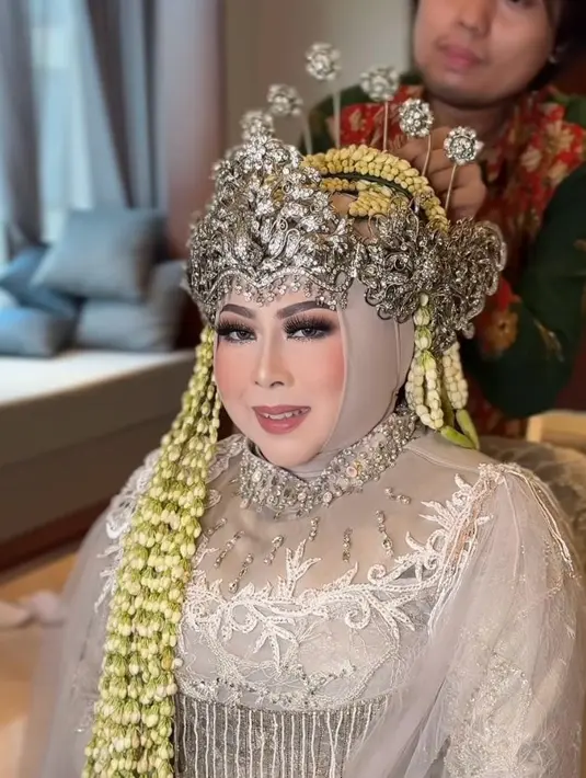 Disempurnakan dengan pulasan makeup glam oleh makeup artist,  Dewi Tian [@dewitian85]