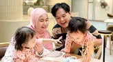 Rupanya anniversary pernikahan Anisa dan Anandito bertepatan dengan ulang tahun Anandito Dwis yang ke 33 tahun. Begini perayaan anniversary Anisa dan Anandito bareng buah hatinya. Saking lucunya bentuk kuenya, anak-anak Anisa juga gemas sendiri. Enam tahun bersama jauh dari gosip, aura bahagia terpancar jelas di wajah pasangan yang terpaut usia 1 tahun. (Liputan6.com/IG/@anisarahma_12)