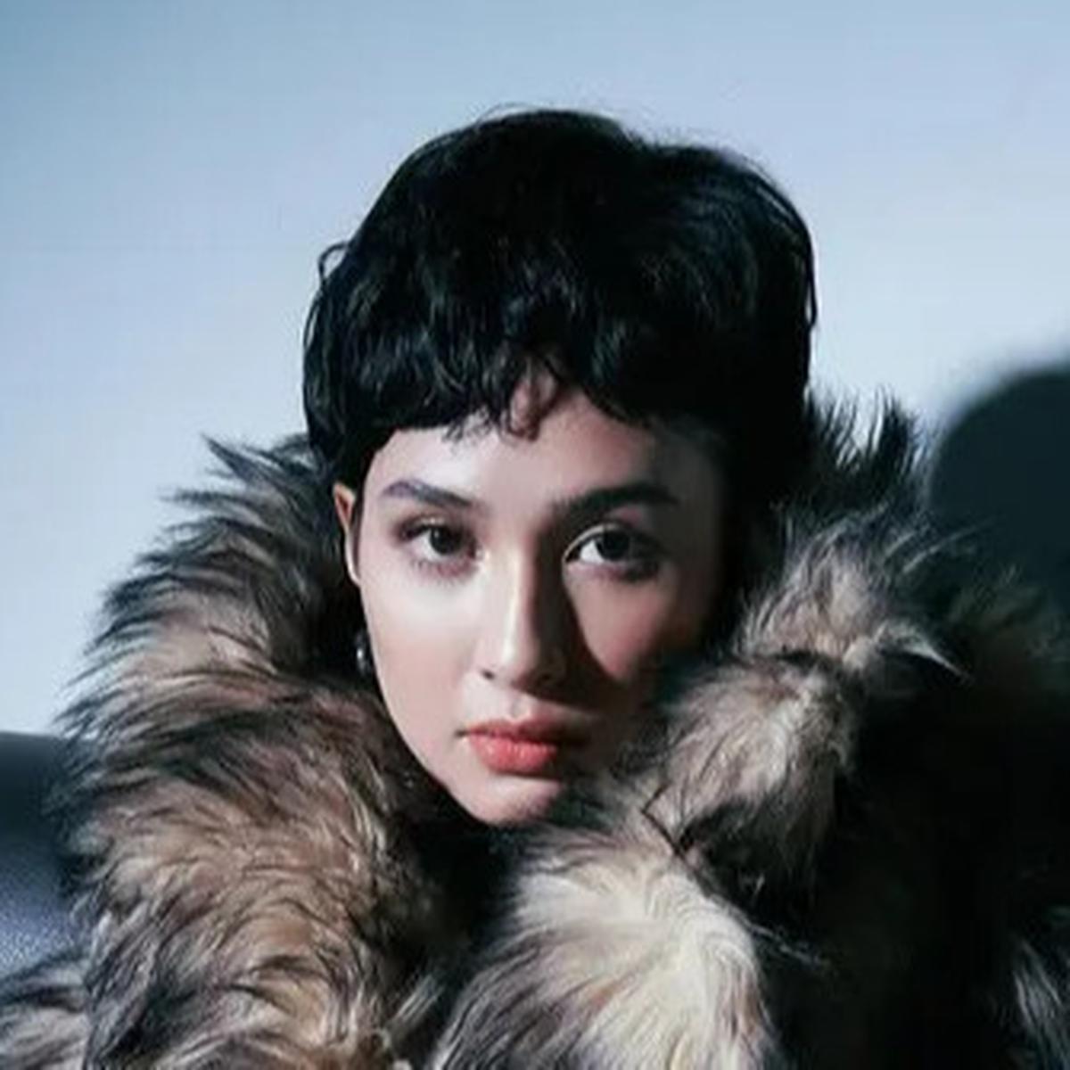 Potret Manglingi Mikha Tambayong dengan Rambut Pixie Cut, Tampil Stunning dengan Coat Berbulu