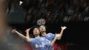 Gaya Anthony Ginting menjangkau kok saat melawan Chen Long pada perempatfinal Daihatsu Indonesia Master 2018 di Istora Senayan, Kamis (26/1/2018). Anthony menang 21-11 16-21 21-18. (Bola.com/Nick Hanoatubun)
