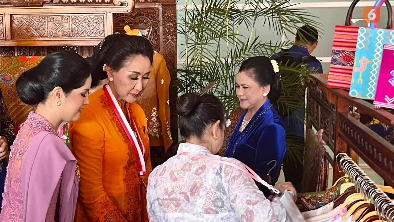 Iriana Jokowi menyembatkan untuk melihat-lihat booth yang menjual kebaya. (Dok: Liputan6.com/dyah)