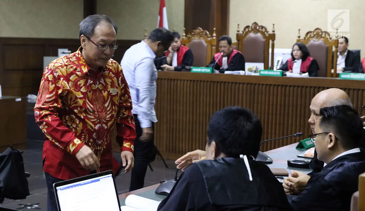 Terdakwa dugaan korupsi E-KTP, Made Oka Masagung (kiri) dan Irvanto Hendra Pambudi Cahyo saat menjalani sidang tuntutan di Pengadilan Tipikor, Jakarta, Selasa (6/11). Keduanya dituntut 12 tahun penjara oleh JPU KPK. (Liputan6.com/Helmi Fithriansyah)