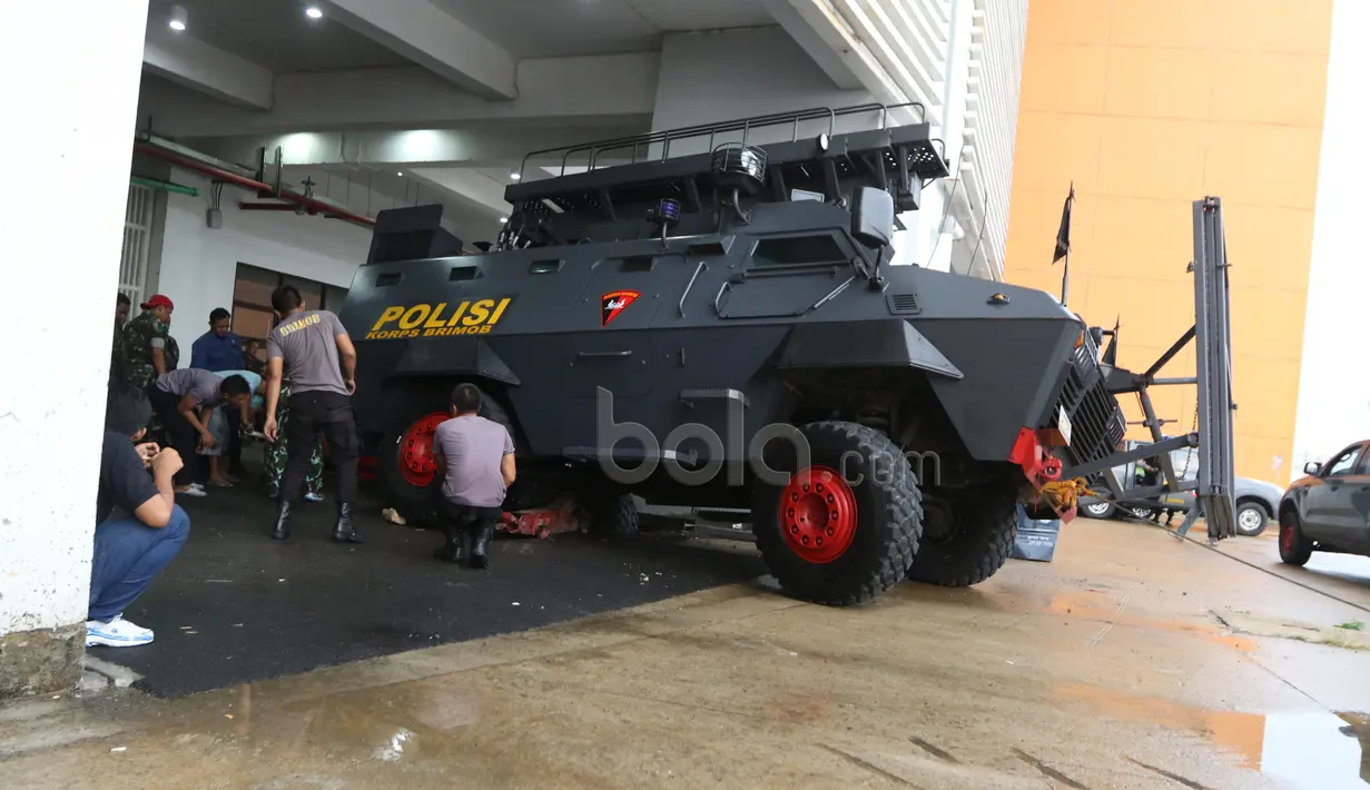 Polisi berusaha mengeluarkan ban Barracuda yang terjerembab di Stadion Pakansari, Bogor (22/4/2017). Persiapan pengamanan ini untuk menyambut laga Liga 1 2017 antara PS TNI melawan Persib Bandung. (Bola.com/Nicklas Hanoatubun)