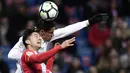 Bek Real Madrid, Raphael Varane, duel udara dengan bek Girona, Juanpe Ramirez, pada laga La Liga di Stadion Santiago Bernabeu, Senin (19/3/2018). Real Madrid menang 6-3 atas Girona. (AFP/Javier Soriano)