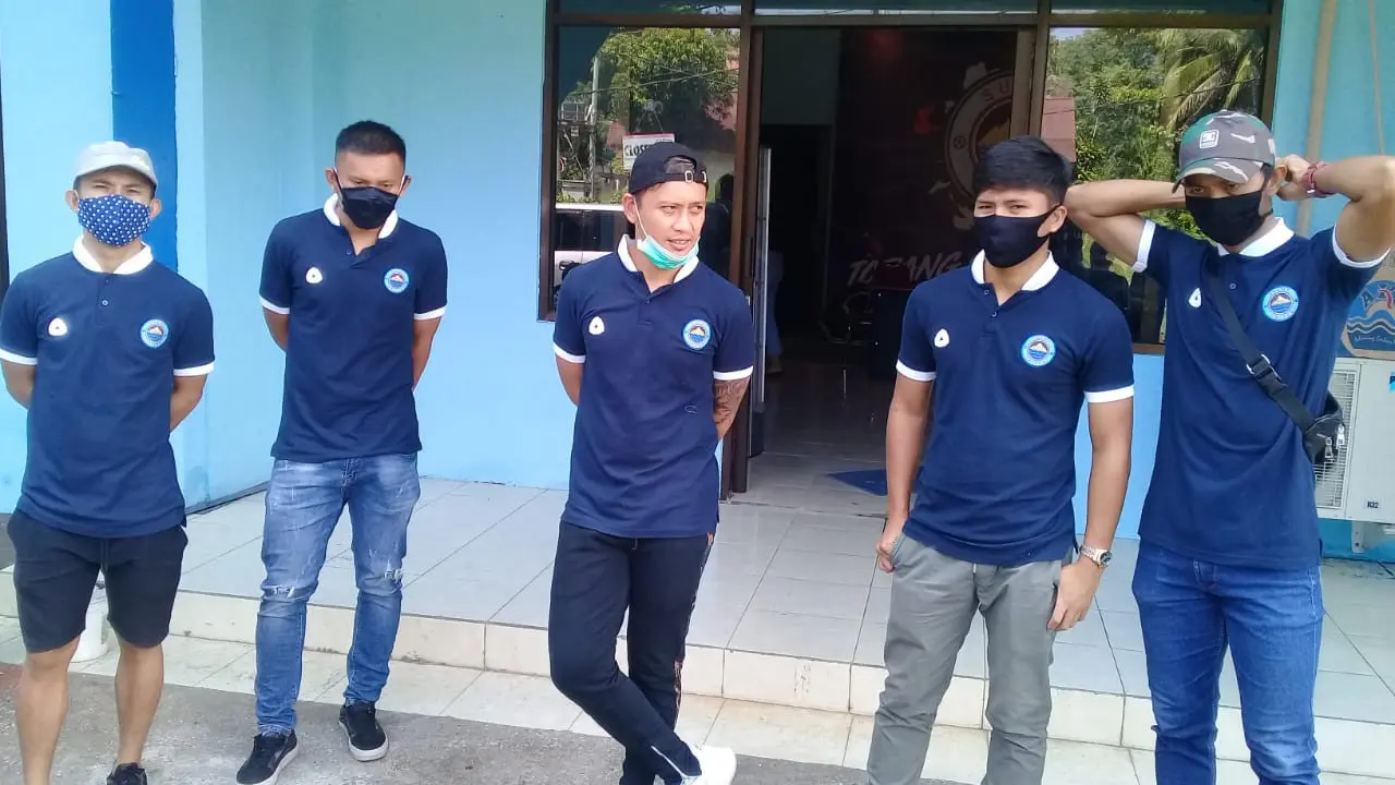 Dari kiri ke kanan: Herrie Lontoh, Seprian Lasut, Mahadirga Lasut, Daud Kotulus, dan Jecky Runtulalu.