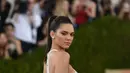 Kendall Jenner yang baru saja menghapus akun Instagramnya beberapa waktu lalu kembali hadir dengan berita baru. Kali ini terkait dengan kemerosotan karirnya lantaran berita soal operasi plastik. (AFP/Bintang.com)