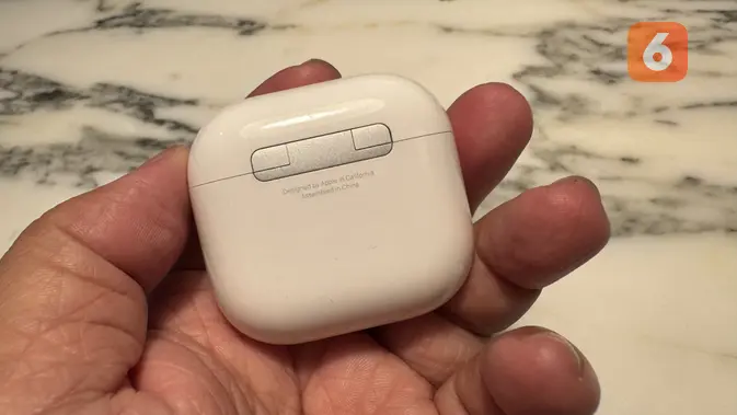 <p>AirPods 4 ANC. (Liputan6.com/ Yuslianson)</p>