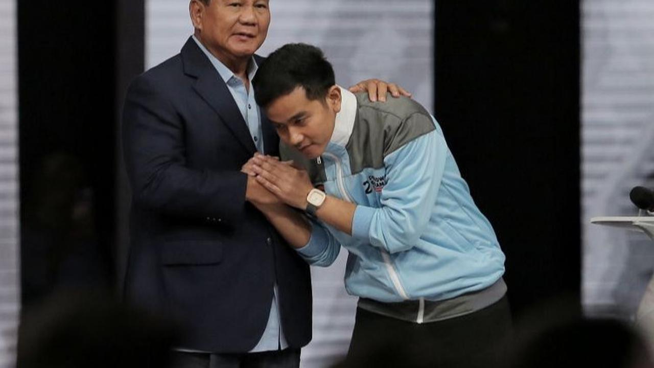 Begitu juga dengan Prabowo, Gibran menyalaminya.<br>Prabowo mengaku puas melihat aksi Gibran di debat keempat Pilpres 2024.<br>( Foto Lipuran6.com / Angga Yuniar )<br>