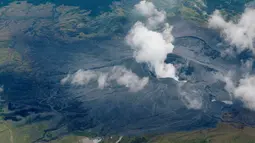 Penampakan kawah Gunung berapi Aso yang mengeluarkan asap dan debu ketika mengalami erupsi di Prefektur Kumamoto, Sabtu (8/10). Pihak otoritas berwenang memperingatkan agar masyarakat tidak mendekati gunung berapi tersebut pascaerupsi. (Kyodo/via REUTERS)