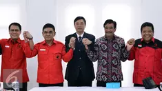 Delegasi Shenzhen berfoto bersama dengan Wagub Djarot Saiful Hidayat dan Andreas Hugo Pereira, Jakarta, Selasa (24/11). Kunjungan tersebut lanjutan dari kunjungan Ketua Umum DPP PDI Perjuangan Megawati Soekarnoputri ke Shenzen. (Liputan6.com/Helmi Afandi)