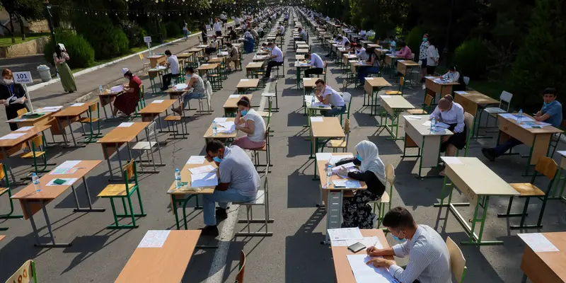Siswa Uzbekistan Ikuti Ujian Masuk di Ruang Terbuka