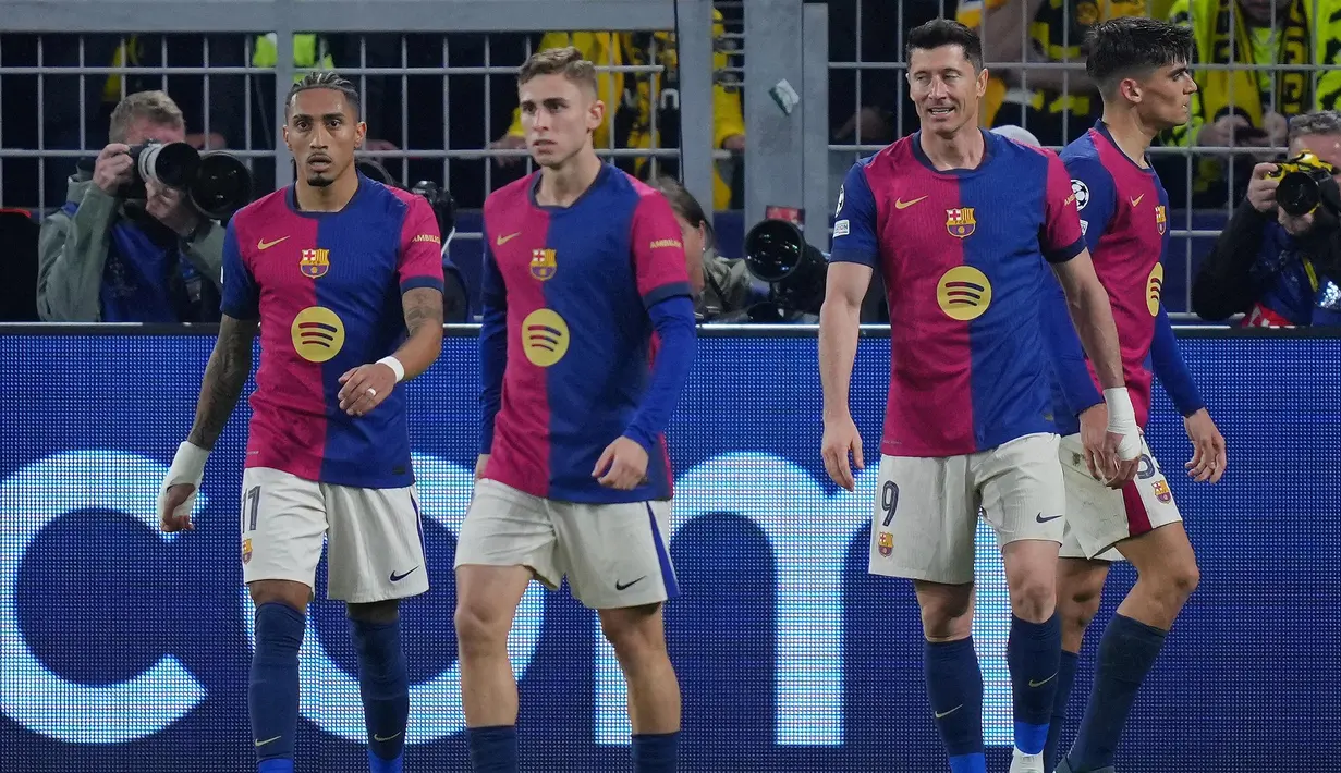 Meski kalah, Barcelona tetap melaju ke semifinal Liga Champions 2024/2025. Blaugrana menang agregat 5-3. Sebelumnya di leg pertama perempat final Liga Champions 2024/2025 Blaugrana menang 4-0 atas Borussia Dortmund. (Pau BARRENA/AFP)