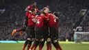 Para pemain Manchester United merayakan gol yang diectak oleh Nemanja Matic ke gawang Huddersfield pada laga Premier League di Stadion Old Trafford, Rabu (26/12). (AP/Martin Rickett)