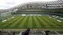 Pandangan umum Aviva Stadium menjelang laga UEFA Nations League antara Irlandia melawan Finlandia pada 6 September 2020. Stadion berkapasitas 50.000 penonton tersebut dibangun di area perumahan yang melingkari jalur kereta DART lokal dengan lokasi yang sangat sempit. (AFP/Pool/Niall Carson)
