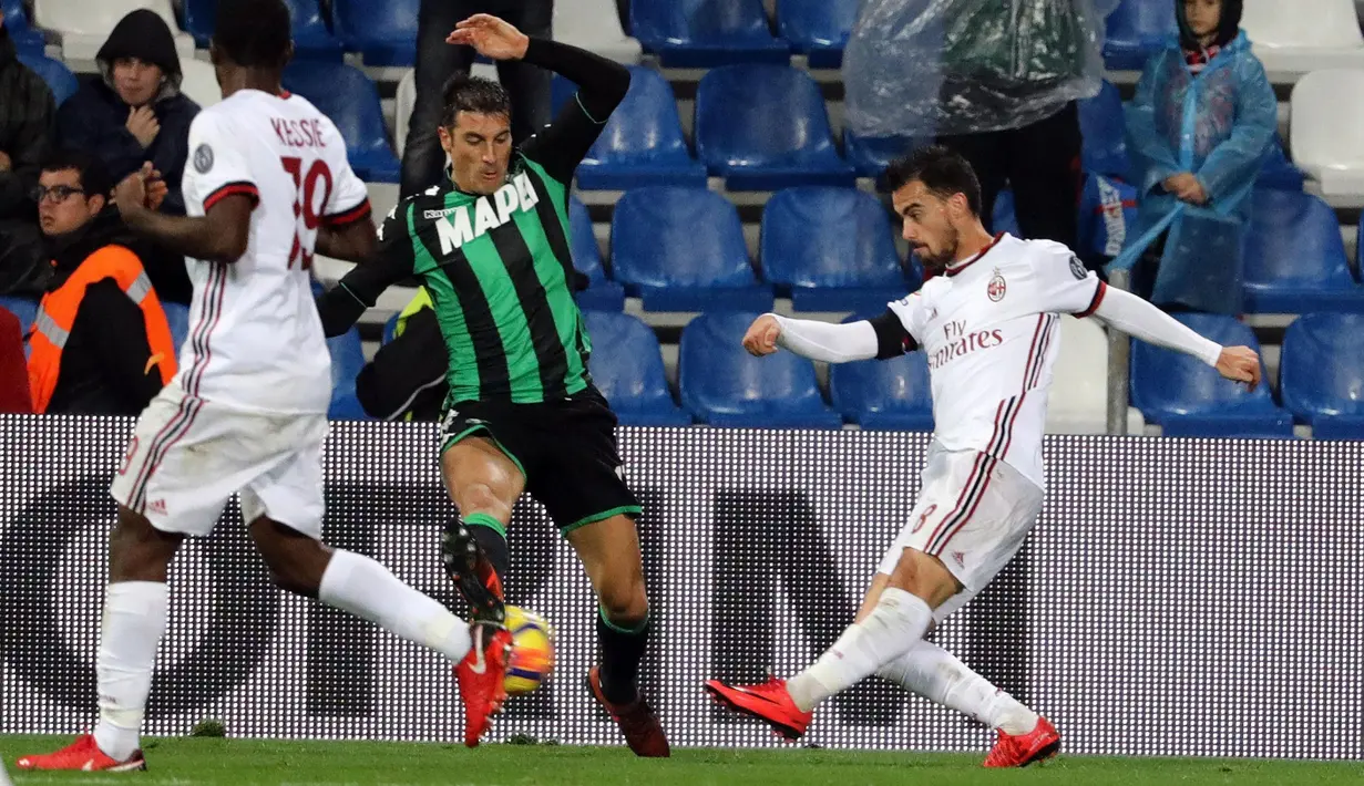 Aksi pemain AC Milan, Suso (kanan) melakukan tembakan melewati adangan pemain Sasssuolo pada lanjutan Serie A di Mapei Stadium, Reggio Emilia, Italia, (5/11/2017). Milan menang 2-0. (Elisabetta Baracchi/ANSA via AP)