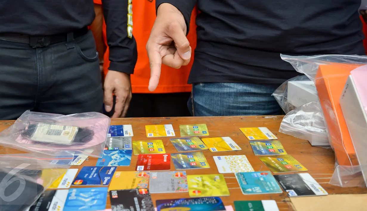 Sejumlah barang bukti hasil pencurian dan pemerasan yang diamankan Kepolisian Polres Jakarta Selatan, Jumat (3/3). Polres Jakarta Selatan rilis kasus pencurian dengan kekerasan, pemerasaan dan mengamankan 8 tersangka. (Liputan6.com/Yoppy Renato)