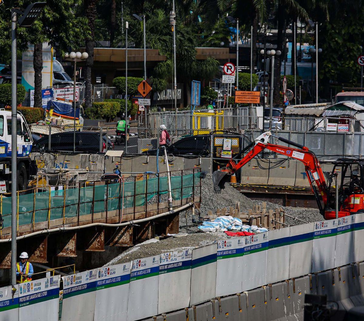 Pekerja mengoperasikan alat berat saat menyelesaikan pembangunan MRT fase 2A CP201 Stasiun Thamrin-Monas, Jakarta, Kamis (20/6/2024). MRT Jakarta mengungkapkan&nbsp;pekerjaan pembangunan CP 201 rute Stasiun Thamrin dan Monas berjalan sesuai jadwal. Foto: 