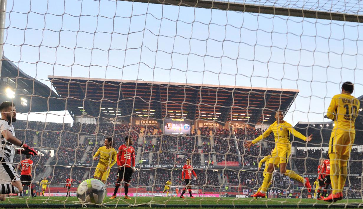 Pemain PSG, Neymar (kanan) merayakan gol dengan rekannya Kylian Mbappe (tengah) ke gawang Rennes pada laga Ligue 1 Prancis di Roazhon Park, Rennes, (16/12/2017). PSG menang 4-1. (AFP/Jean-Francois Monier)