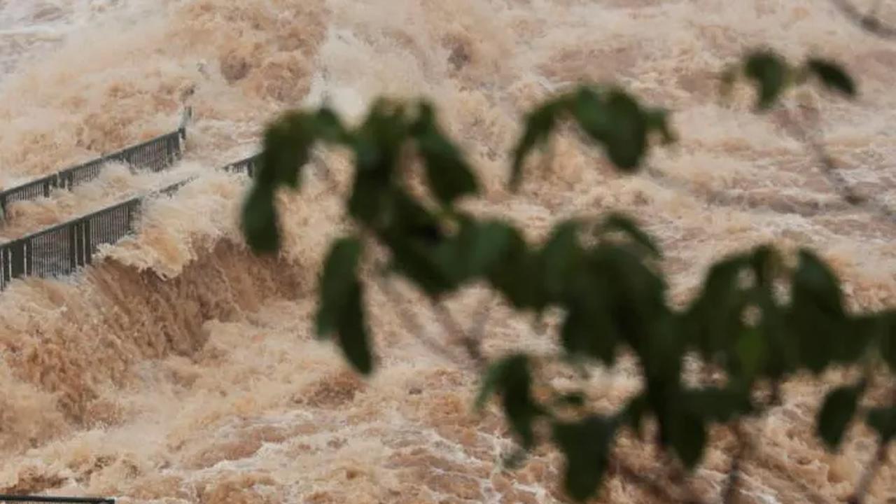 FOTO: Seramnya Penampakan Air Terjun Iguazu Meluap Dahsyat Usai Hujan Lebat Mengguyur Brasil, Wisatawan Nekat Mendekat