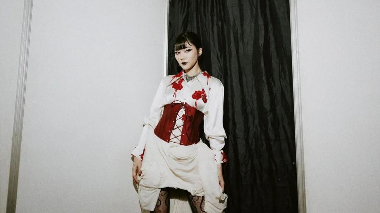 5 Potret Isyana Sarasvati Tampil Nyentrik dengan Gaya Gothic yang Elegan dan Memesona